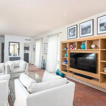 Konukevi Rafaelle By 4*